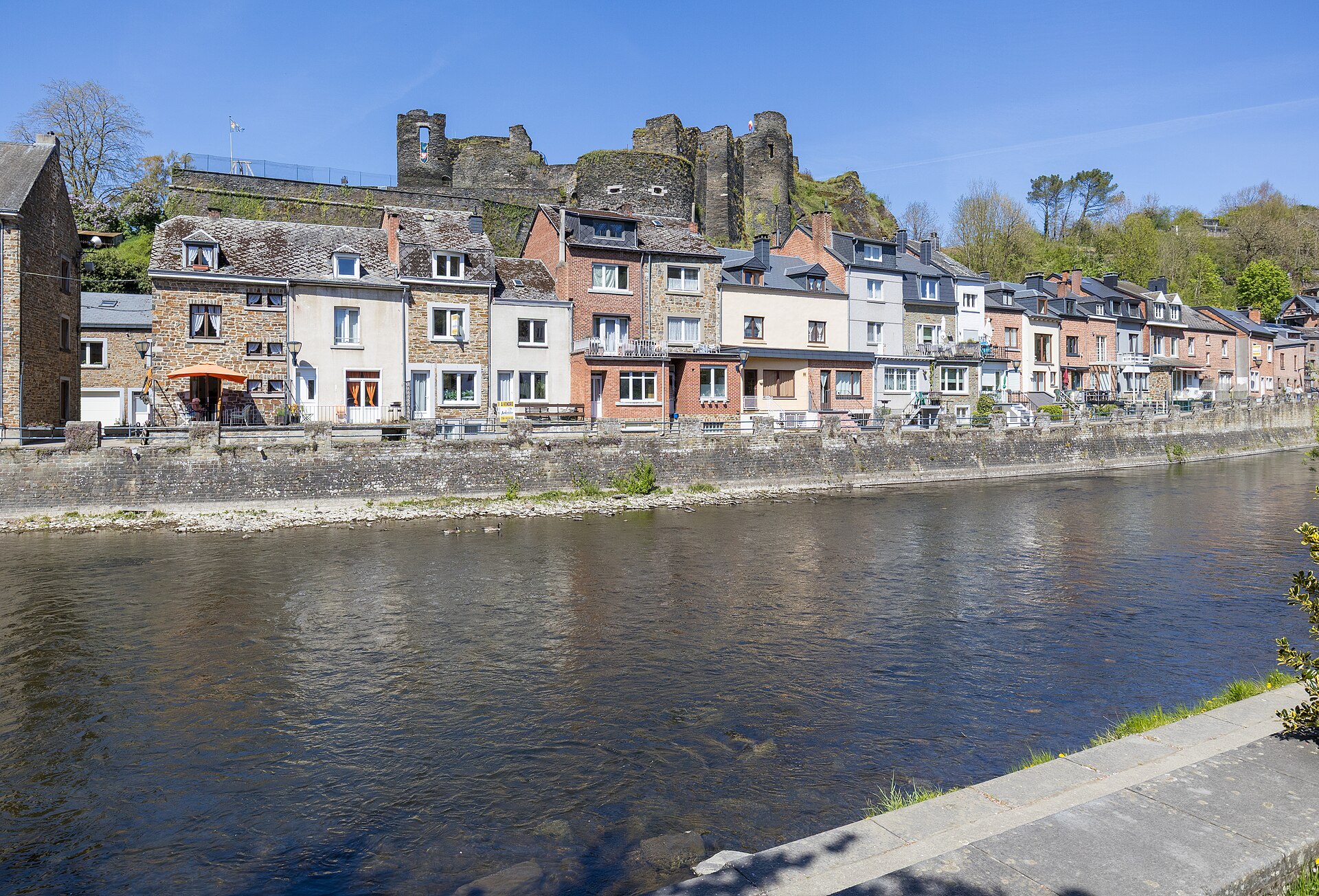Le château féodal de La Roche-en-Ardenne au-dessus de l'Ourthe