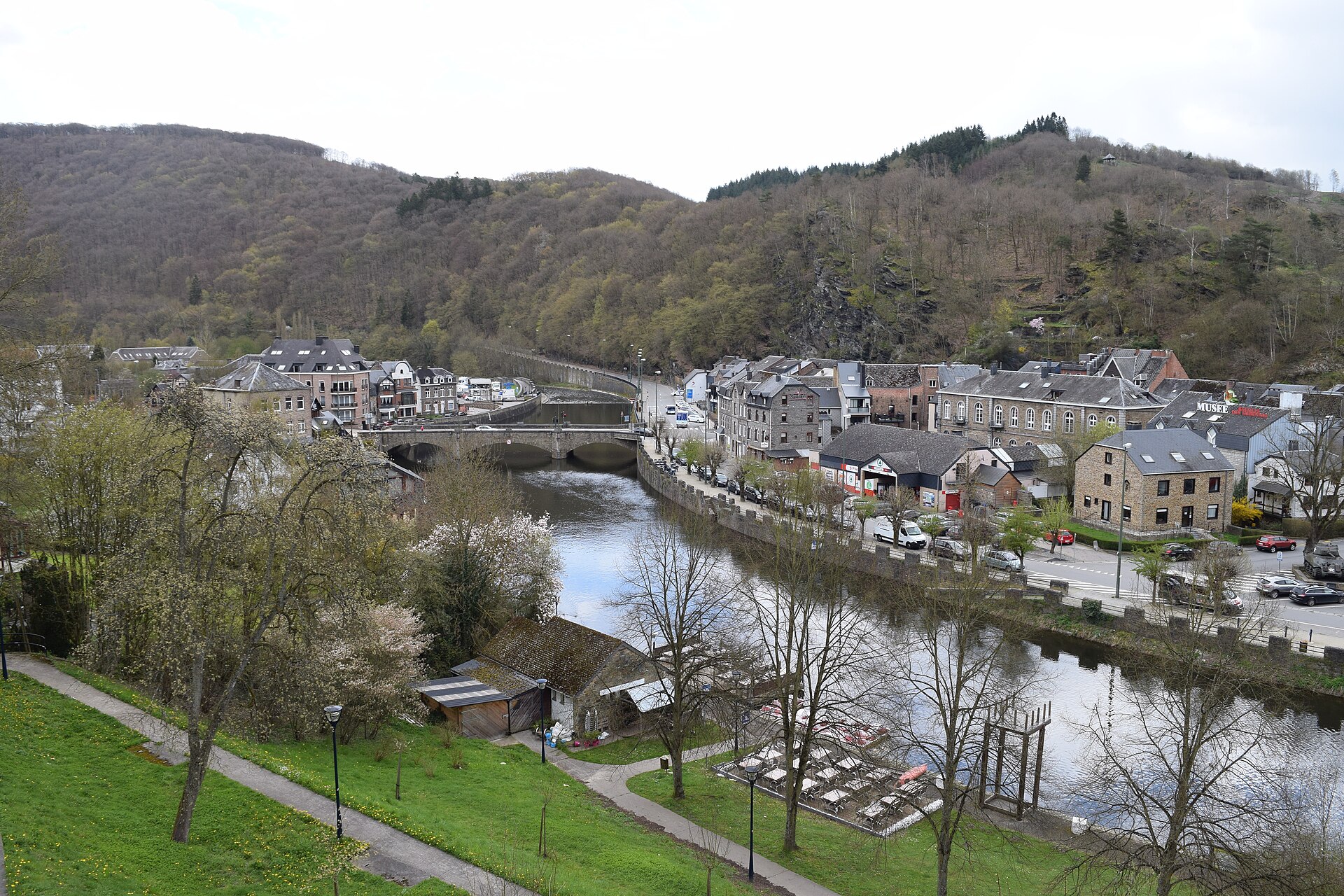 La Roche-en-Ardenne lovée dans la boucle de l'Ourthe, vue des hauteurs