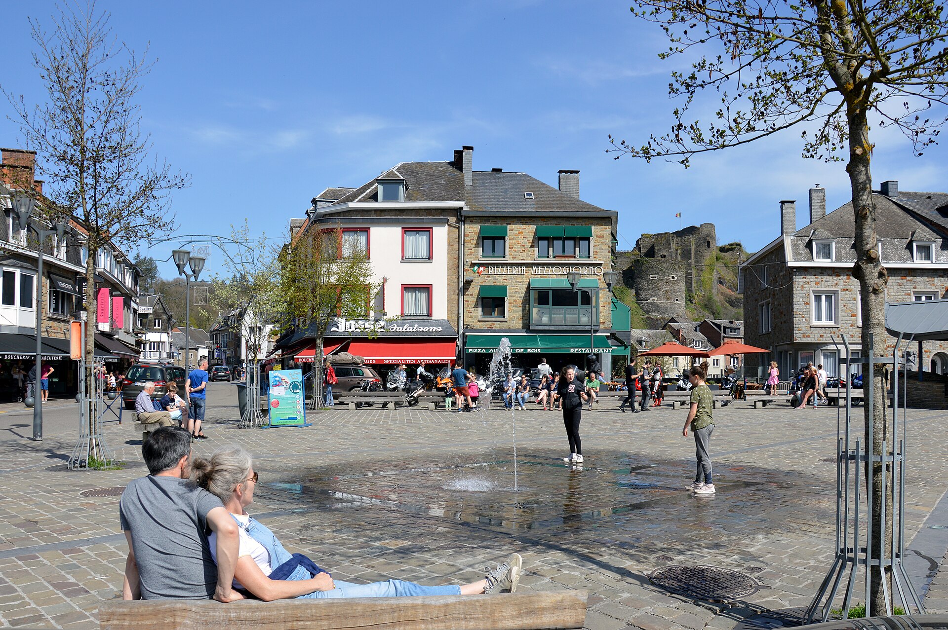 La place du Bronze et ses terrasses à La Roche-en-Ardenne