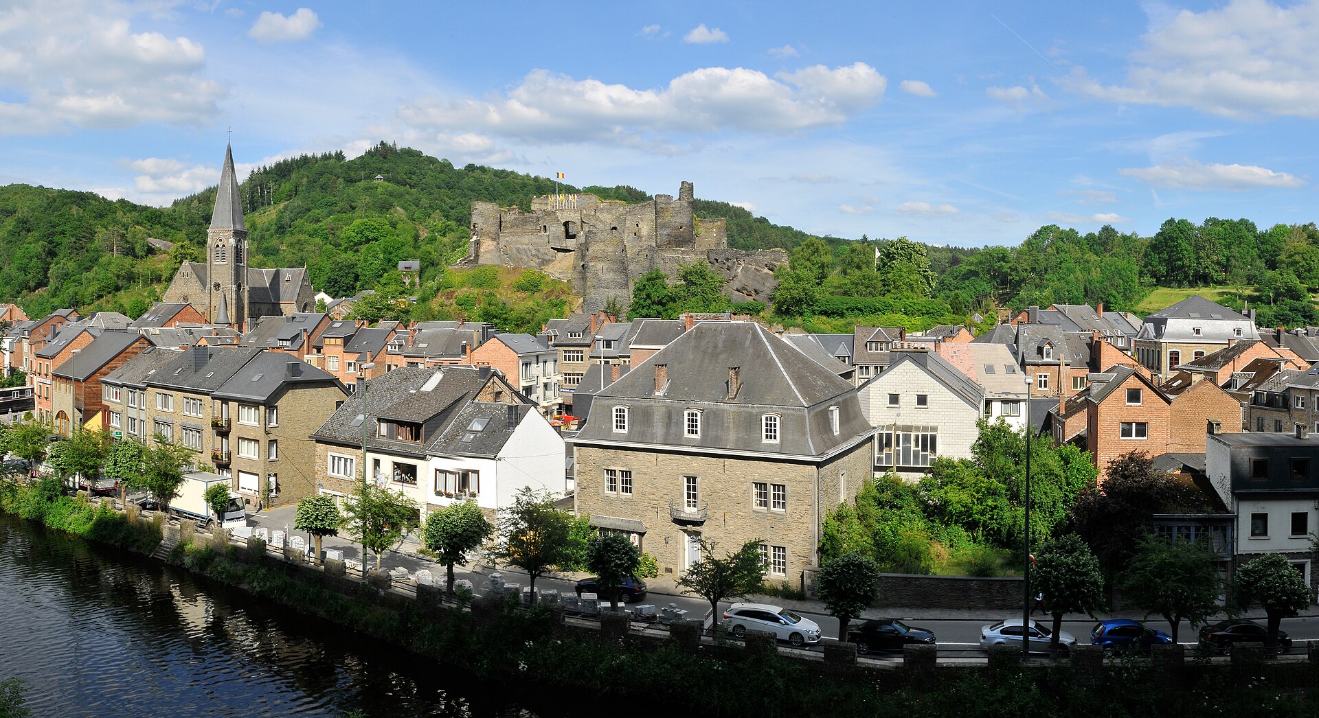 Les maisons du quai se reflétant dans l'Ourthe