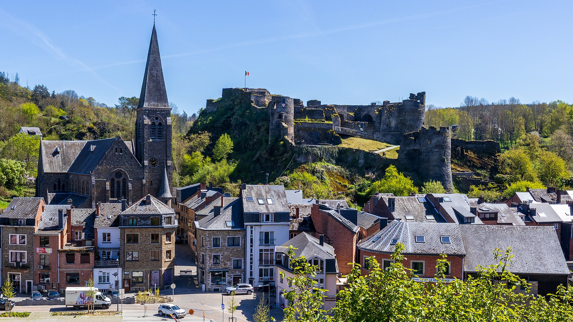 Les toits du bourg, l'église et le château de La Roche-en-Ardenne